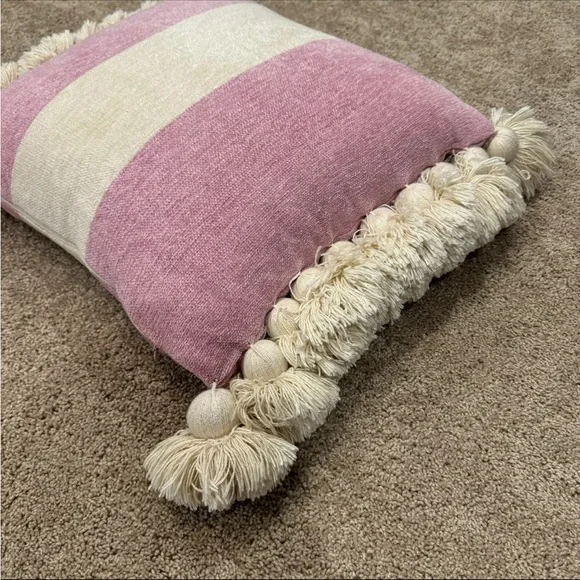 NWOT - Anthropologie -  Tasseled Chenille Nadia Pillow, Pink & Beige, Knit 20x20 - Picture 5 of 7